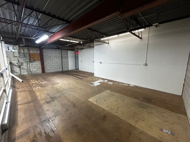 More Photos Of 1105 Crestlawn Dr, Mississauga Industrial For Lease