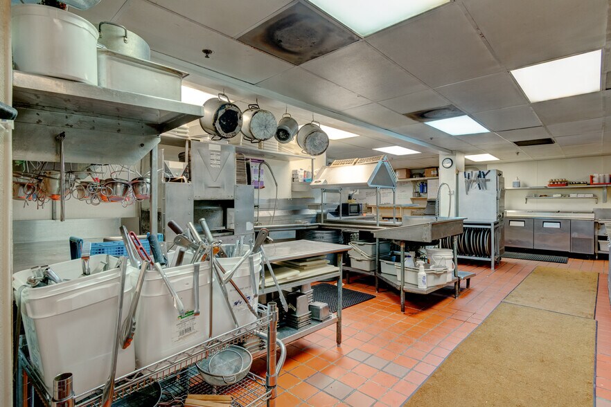 More Photos Of 1702 Park Hill Dr, Gainesville Restaurant For Sale
