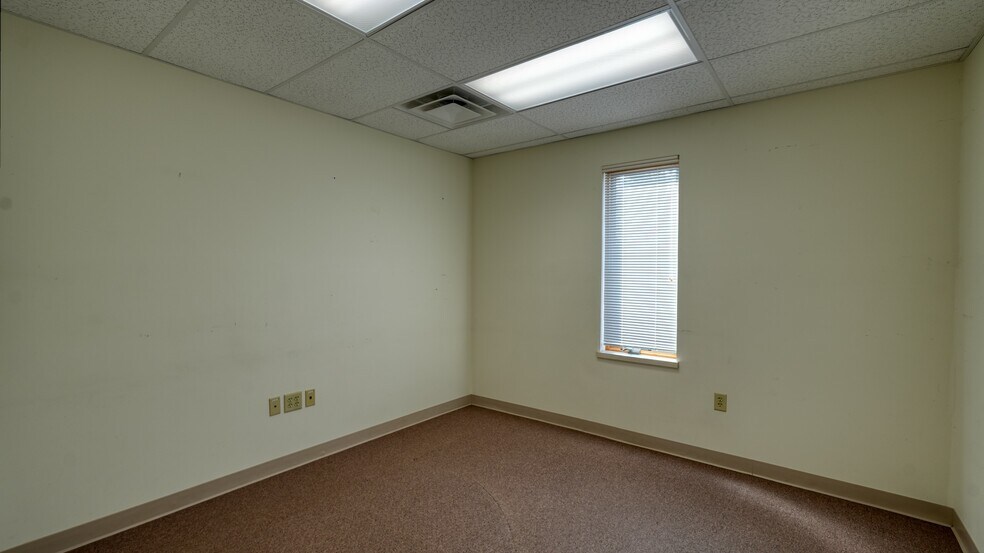 More Photos Of 2050 E Wheeling Ave, Cambridge Office For Lease