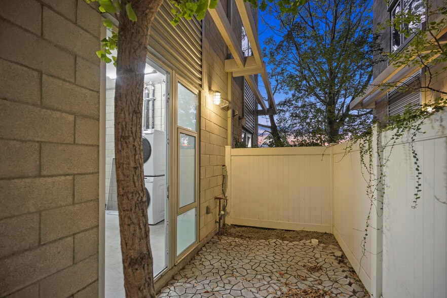 More Photos Of 3450 Cahuenga Blvd W, Los Angeles Office Residential For Lease