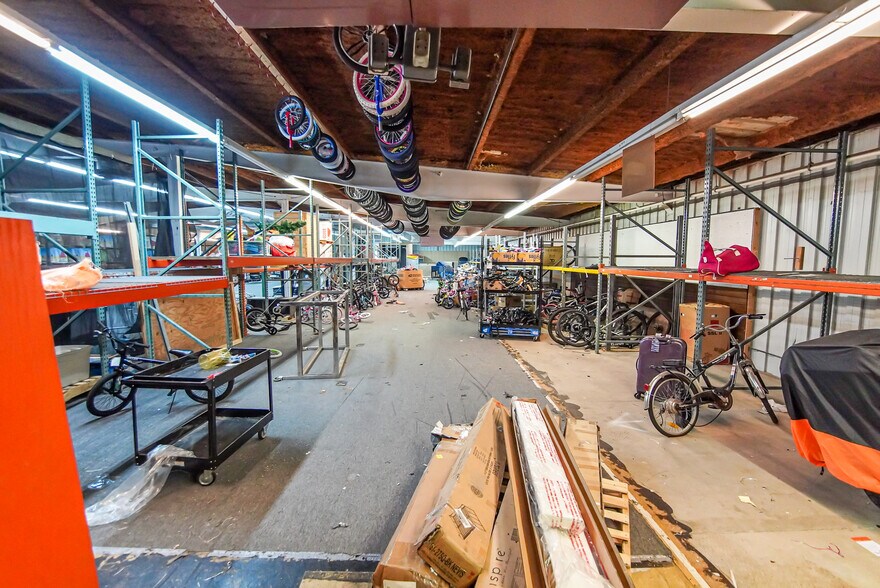 More Photos Of 960 French Rd, Cheektowaga Light Distribution For Sale