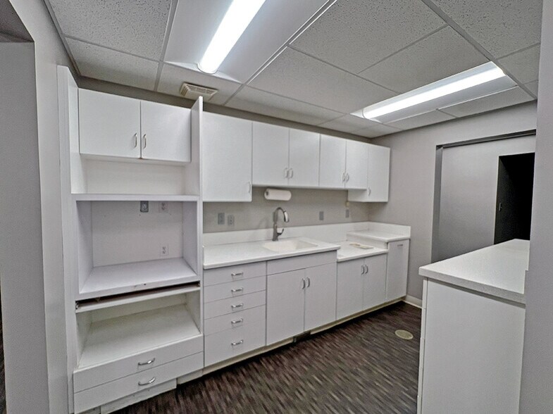 More Photos Of 1117 Washington St, Highland Medical For Sale