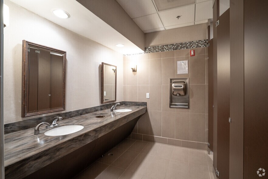 More Photos Of 4480 N Shallowford Rd, Dunwoody Medical For Lease