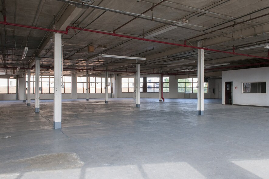 More Photos Of 51-18 Grand Ave, Maspeth Warehouse For Lease