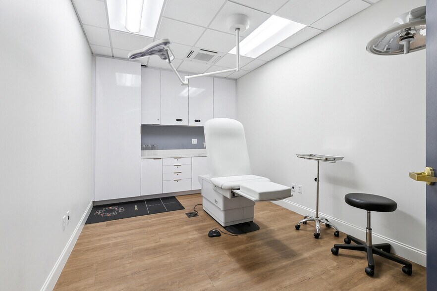 More Photos Of 3908 Veterans Memorial Blvd, Metairie General Retail For Sale