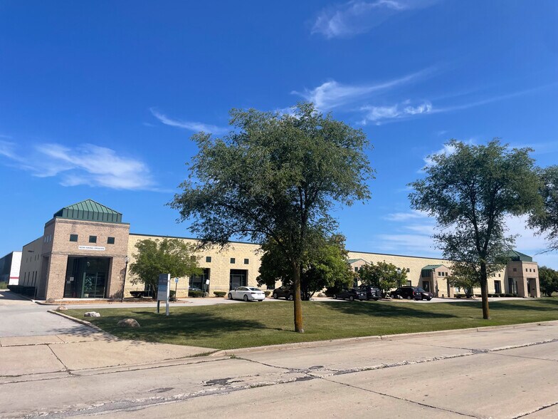 More Photos Of 8316-8350 N Steven Rd, Milwaukee Flex For Sale