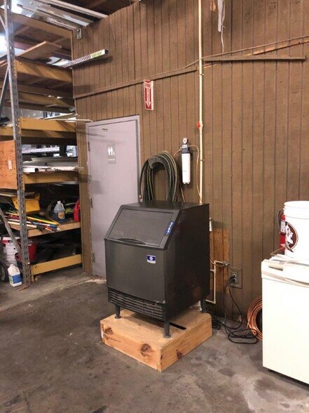 More Photos Of 572-2 Appleyard Dr, Tallahassee Warehouse For Lease