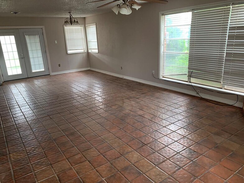 More Photos Of 901 E County Road 140, Midland Flex For Sale