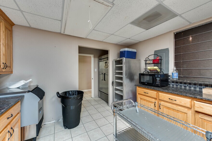 More Photos Of 1001 Austin St, Midland Religious Facility For Sale