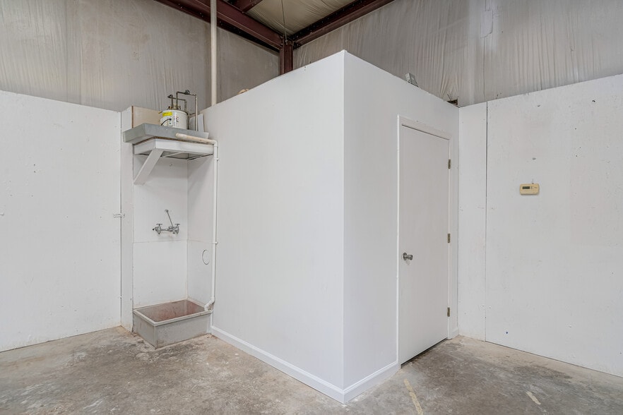 More Photos Of 6383 Summer Gale Dr, Memphis Warehouse For Lease