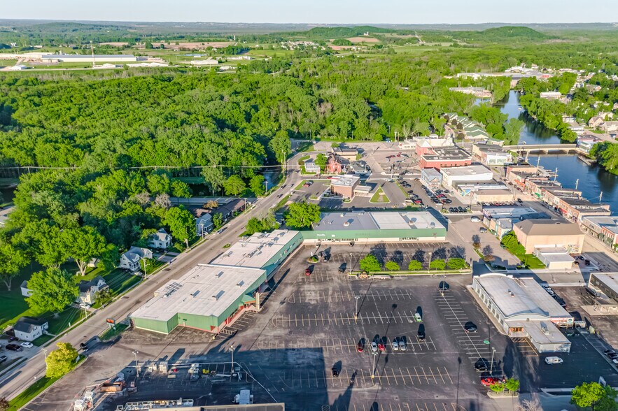 More Photos Of 406 Wolf River Plz, New London General Retail For Lease