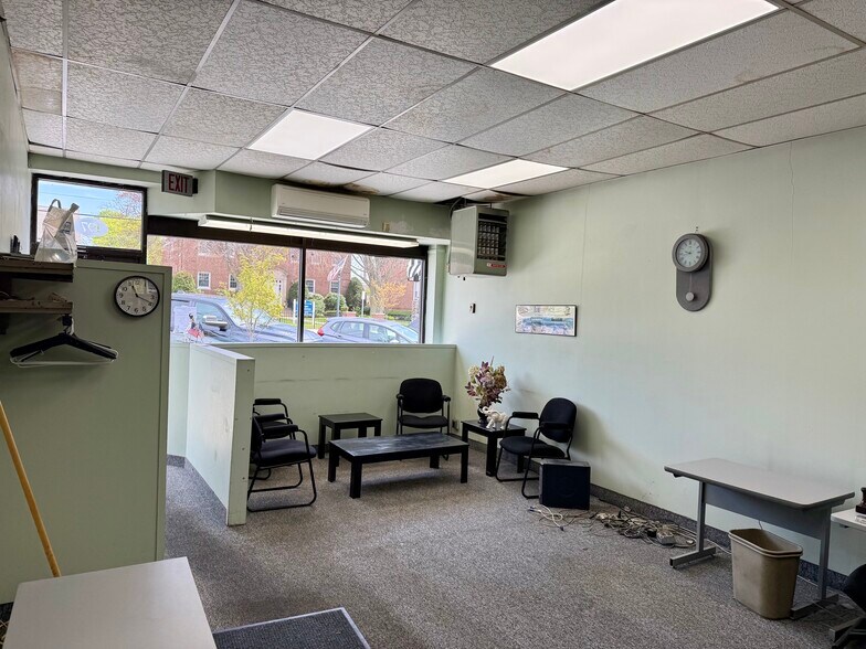 More Photos Of 195-201 S Wellwood Ave, Lindenhurst Storefront For Lease