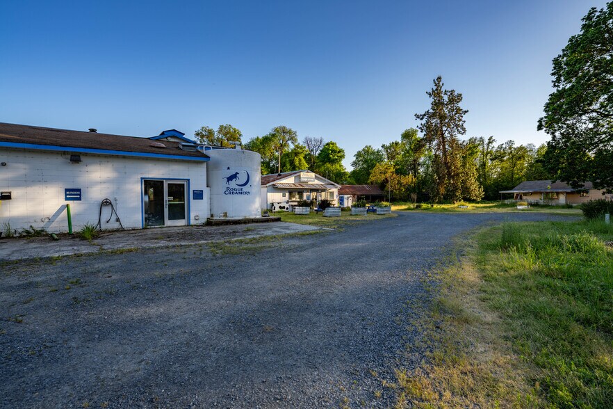 More Photos Of 6531 Lower River Rd, Grants Pass Specialty For Sale