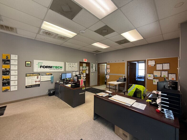 More Photos Of 7377 Peppermill Ln, North Charleston Warehouse For Lease