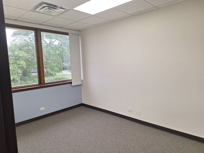 More Photos Of 600 E Higgins Rd, Elk Grove Village Office For Lease