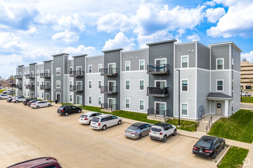More Photos Of 320 W 3rd St N, Newton Apartments For Sale