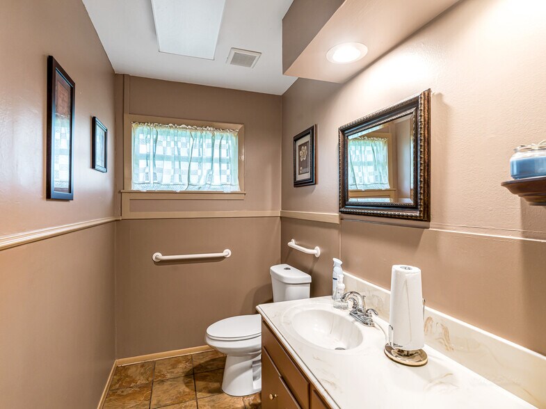 More Photos Of 1105 San Jacinto St, Rosenberg Office For Sale