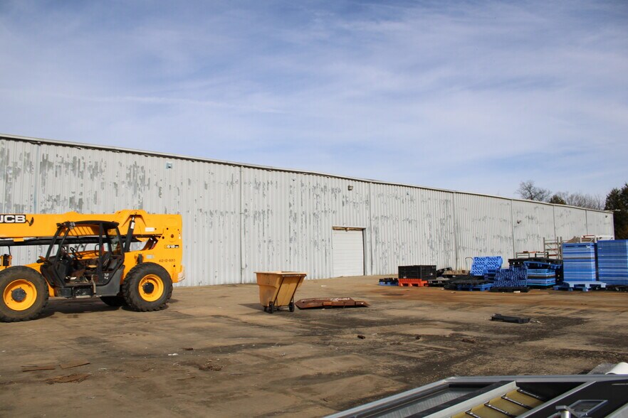 More Photos Of 3660 S School Ave, Fayetteville Warehouse For Lease