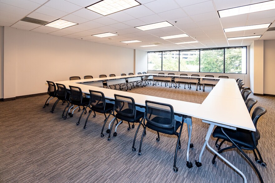 More Photos Of 104 Decker Ct, Irving Unknown For Lease