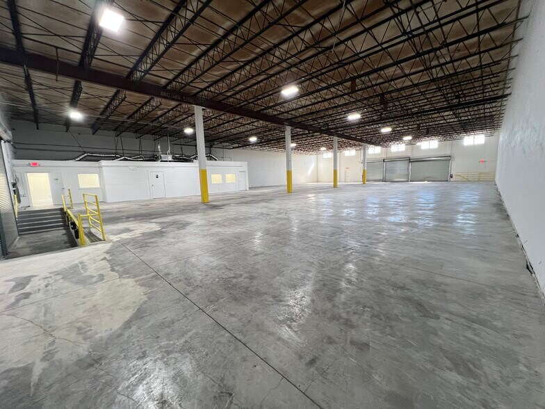 More Photos Of 9501-9635 NW 80th Ave, Hialeah Warehouse For Lease
