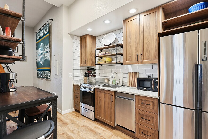 More Photos Of 501 Deschutes Ave, Maupin Freestanding For Sale