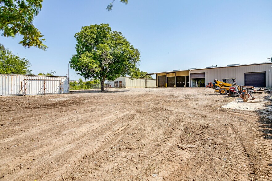 More Photos Of 3040 Ramona Dr, Fort Worth Research And Development For Lease