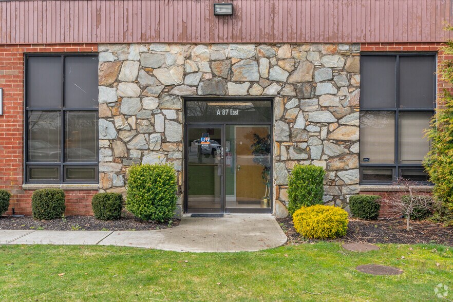 More Photos Of 87 E Jefryn Blvd, Deer Park Warehouse For Sale