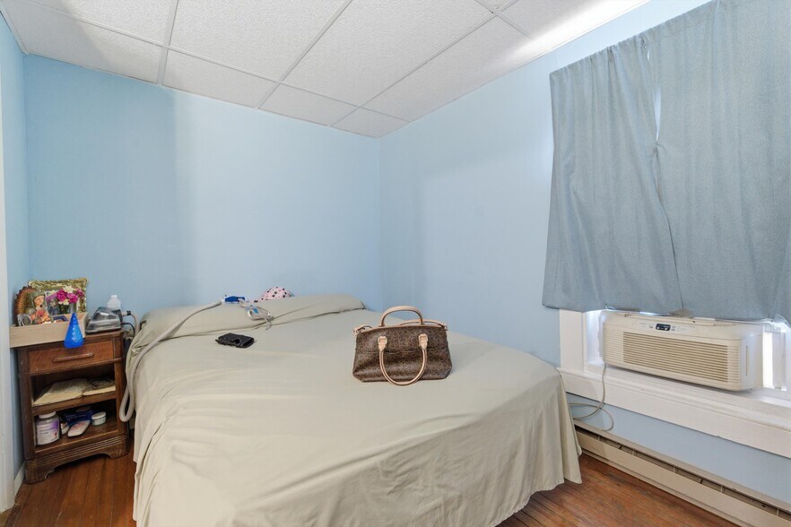 More Photos Of 198 N Main St, Salem Storefront Retail Residential For Sale