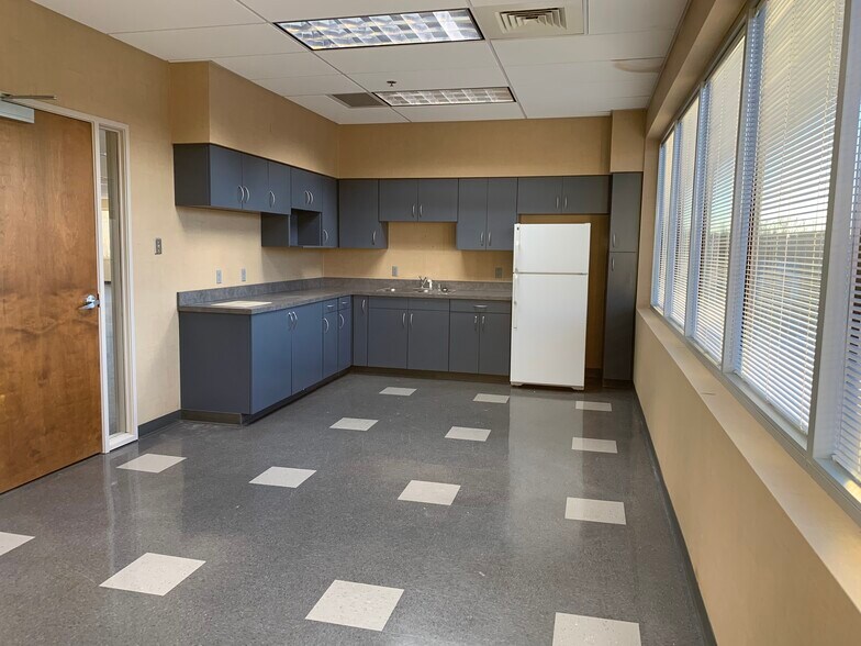 More Photos Of 17300 Chenal Pky, Little Rock Office For Lease