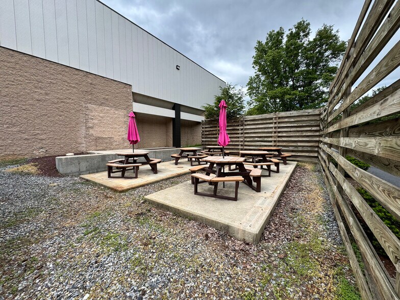 More Photos Of 2020 Highland Ave, Bethlehem Distribution For Lease