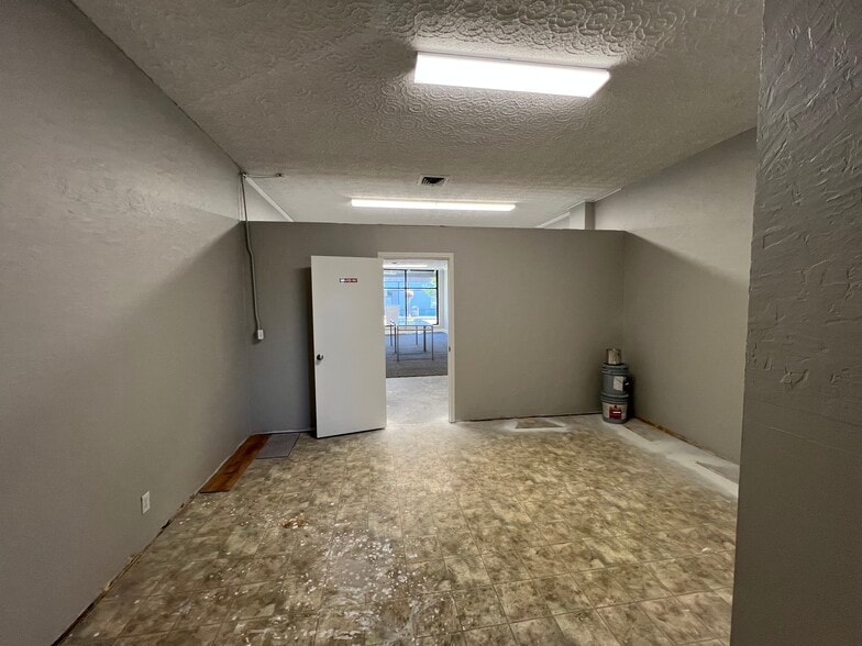 More Photos Of 1902-1906 Main St, Vancouver Freestanding For Lease