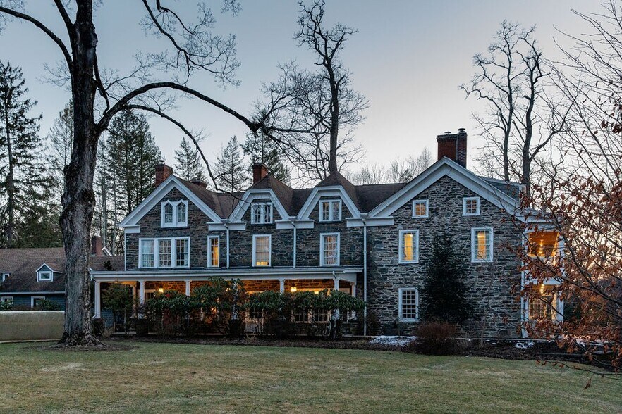 Primary Photo Of 3805 Main St, Stone Ridge Hotel For Sale