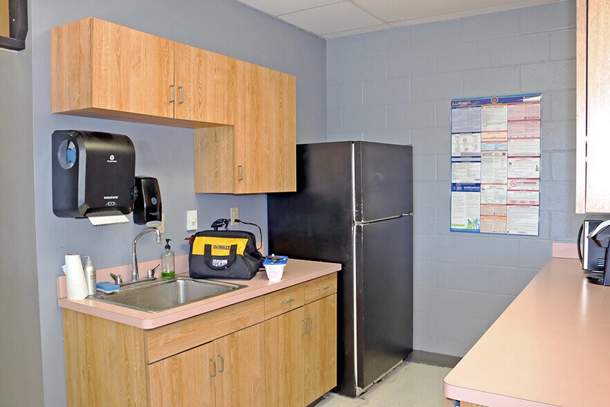 More Photos Of 18 Kettle River Dr, Glen Carbon Warehouse For Sale