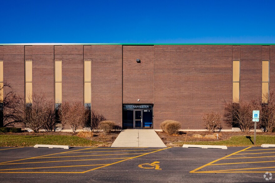 More Photos Of 1717 W Harvester Rd, West Chicago Warehouse For Lease