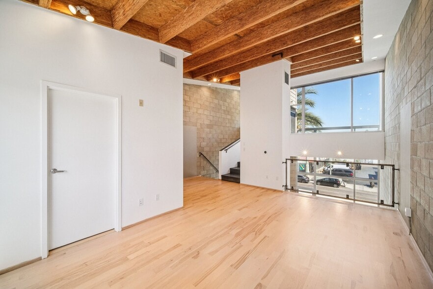 More Photos Of 717 N Highland Ave, Los Angeles Flex For Sale