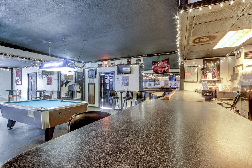 More Photos Of 5402 W US Highway 92, Plant City Bar For Sale
