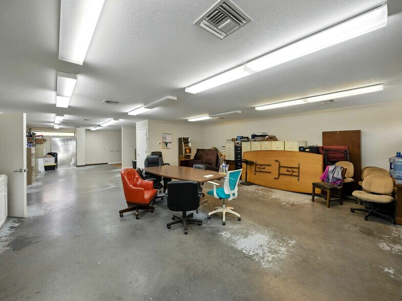 More Photos Of 2404 Longhorn Ave, Lakeland Manufacturing For Sale