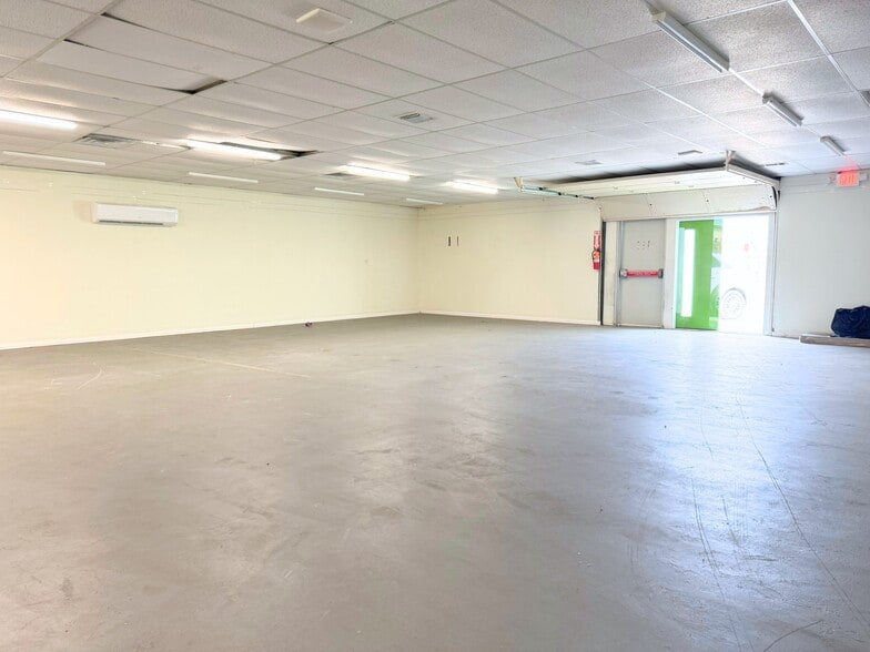 More Photos Of 1342 E Highway 377, Granbury Showroom For Sale