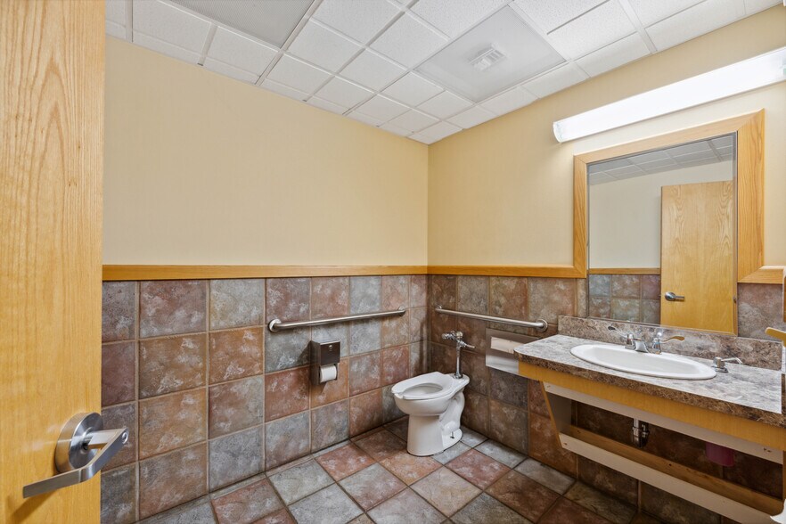 More Photos Of 1963 Thompson Rd, Coos Bay Hospital For Lease