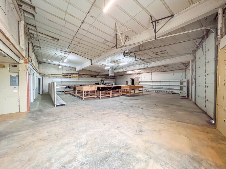 More Photos Of 222 E Bridge St, Morrisville Light Distribution For Sale