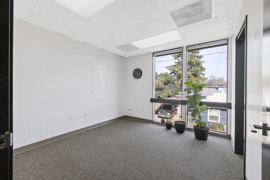 More Photos Of 1620 W Mineral King Ave, Visalia Office For Sale