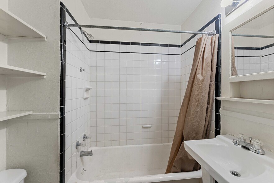 More Photos Of 104 E North St, Uvalde Apartments For Sale