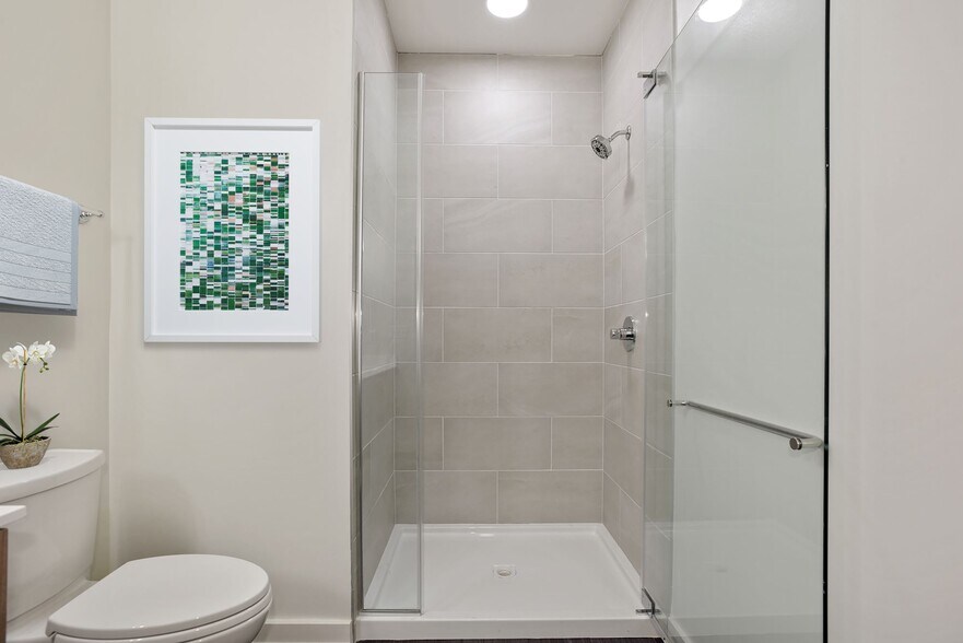 More Photos Of 7970 Maitland St, McLean Apartments For Lease