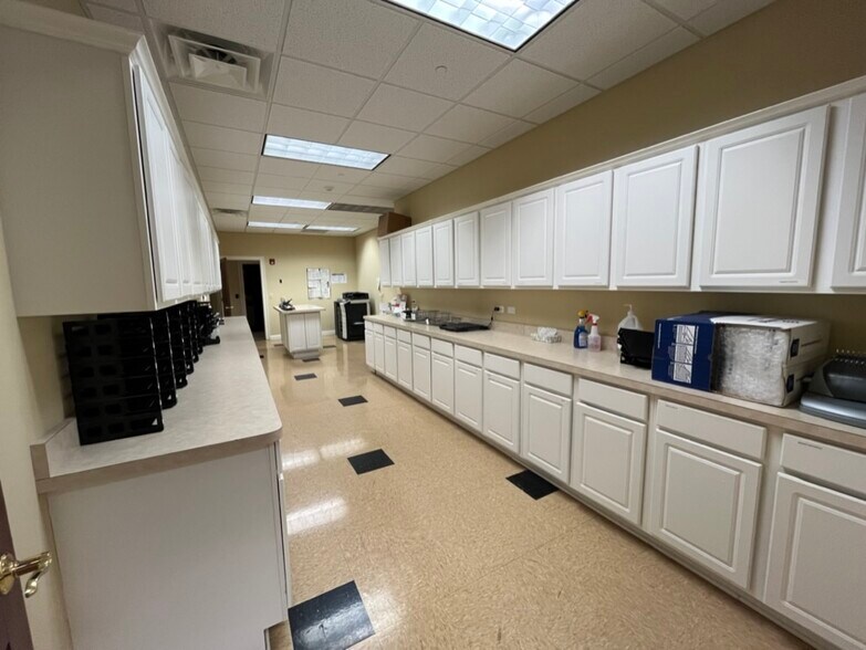 More Photos Of 1870 W Winchester Rd, Libertyville Office For Lease