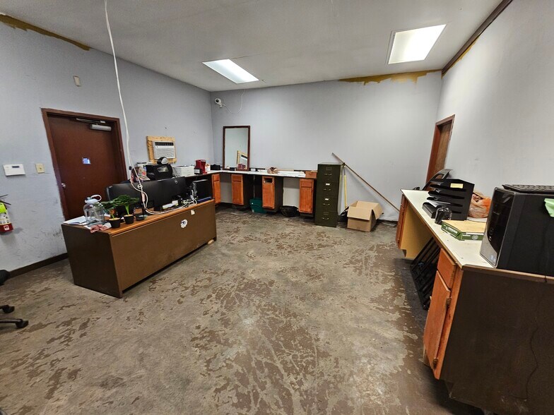 More Photos Of 568 Poplar Ave, Memphis Freestanding For Sale