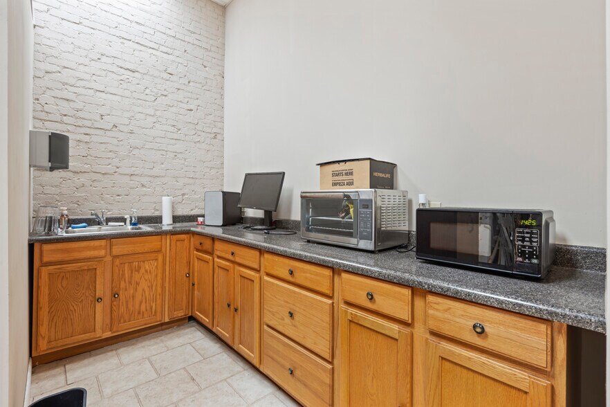 More Photos Of 210 E Grand Ave, Ponca City Office For Sale