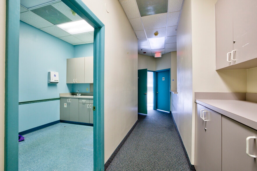 More Photos Of 7118-7170 N Nob Hill Rd, Tamarac General Retail For Lease