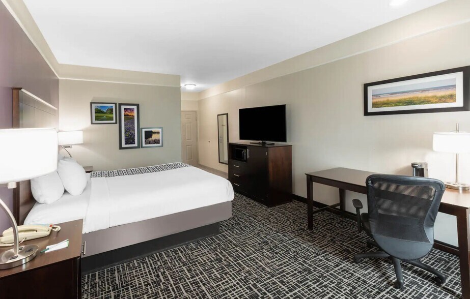 More Photos Of 910 State Highway 35 N, Port Lavaca Hotel For Sale