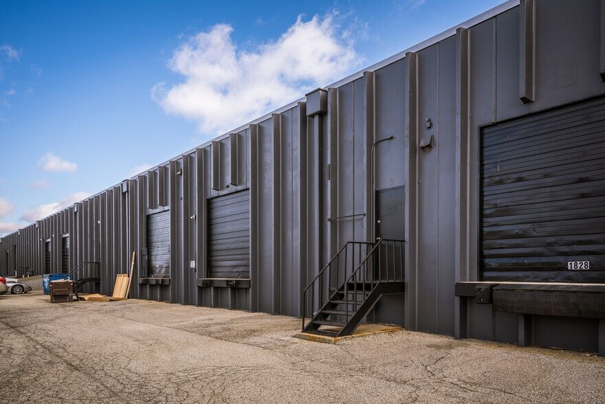 More Photos Of 1821-1835 Cargo Ct, Louisville Flex For Lease