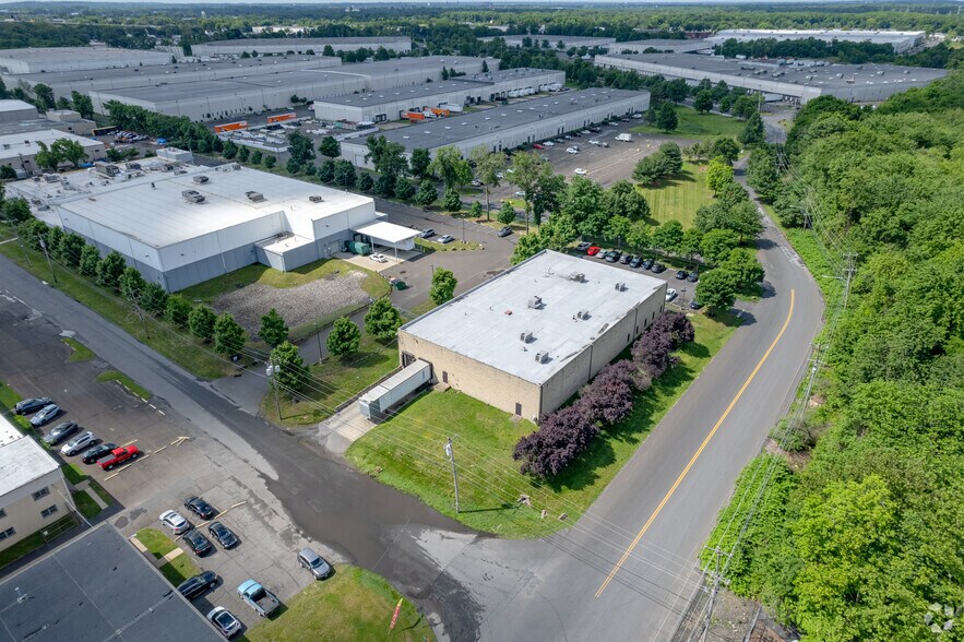 More Photos Of 51 Runway Dr, Levittown Warehouse For Lease